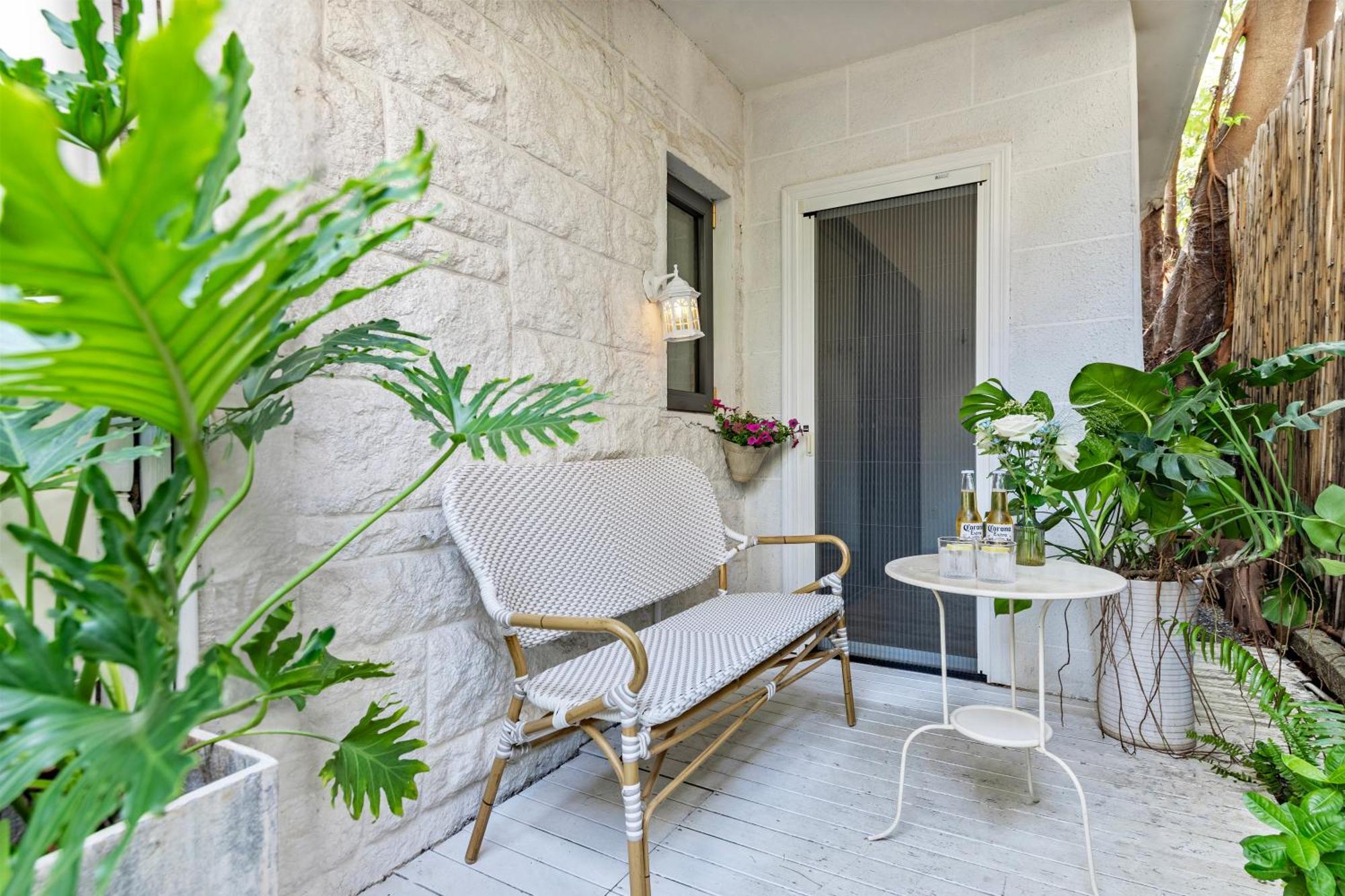 Shenzhen No'6 Garden Villa --French Window With Garden View,Close To Sea World &Shekou Ferry Port &K11 Ecoast &Subway Nearby ,Offer Western Food And Coffee &English Speaking With Tour Services Kültér fotó